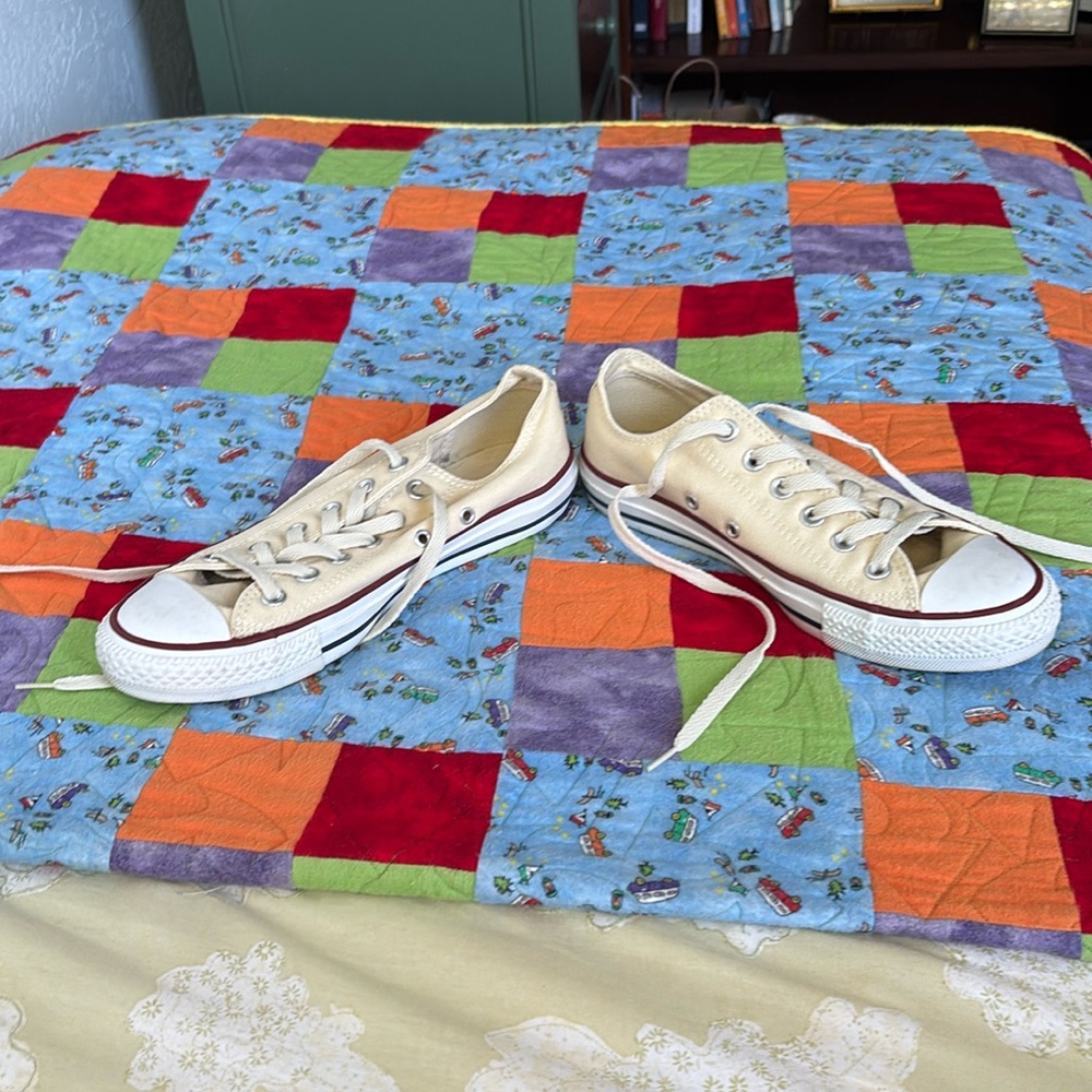 Converse All Star Chuck Taylor low top women’s shoes sz 8.